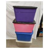 Group of totes with lids Good condition