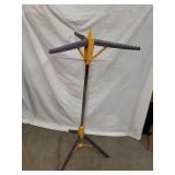 Adjustable cloths line hanger