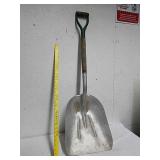 Scoop shovel
