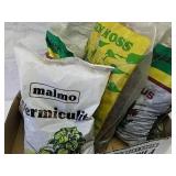 Green moss, Cactus mix and vermiculite Green moss, Cactus mix and vermiculite
