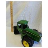 Metal John Deere tractor Metal John Deere tractor