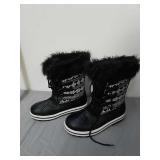 Snow boots women size 6 look new Snow boots women size 6 look new