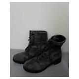 Camo boots size 8 look unworn Camo boots size 8 look unworn
