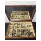 11ï¿½x7ï¿½x3ï¿½ wood jewelry box with jewelry
