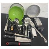 Group of kitchen items