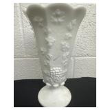 Vintage weatmoreland grape pattern vase 9ï¿½