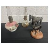 2 lanterns and 2 horse figurines