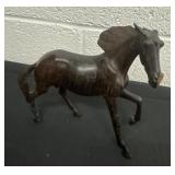 7ï¿½ carved horse has chips