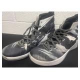 Size 12 Nike zoom shoes looks new