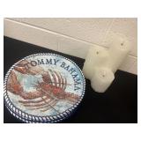 11ï¿½ 4 Tommy bahama plates and 8ï¿½ candle
