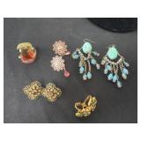 4 pairs of earrings with 8.5 rhinestone ring