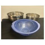 2 mixing  bowls with strainer