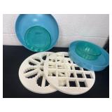 Tasti press tops and 4 plastic bowls