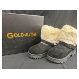 New 8.5 goldnut boots