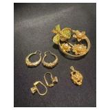 Vintage pin with 2 pairs of earrings and pendant