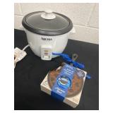 Aroma rice cooker with bake in brownie skillet