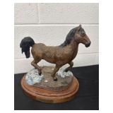 12ï¿½x13ï¿½ horse sculpture waking around proud Kevin