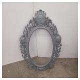 Oval resin picture frame some damage