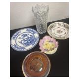 7ï¿½ vase with decor plates.