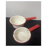 Vintage 6ï¿½ and 5ï¿½ enamel pans
