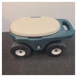 Garden tote on wheels