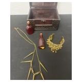 Wood chest, with bracelet and necklace and