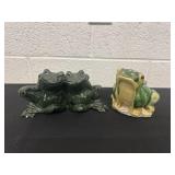 2 frog statues