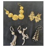 4 pairs of earrings