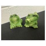 Frog salt and pepper shakers