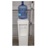 Water dispenser with jug works