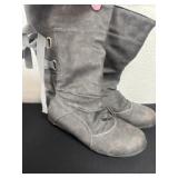 Gray boots no size