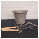 Bucket with 5 hammers