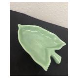 10ï¿½ vintage green ceramic leaf-shaped dish