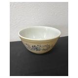 7ï¿½ Pyrex Homestead mixing bowl