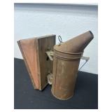 Vintage Woodman's Famous Bee-Ware Bingham Bee