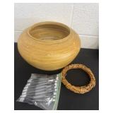 Bamboo vase 6ï¿½ and pens