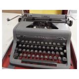 Royal Quiet De Luxe Typewriter in case