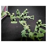 vintage plastic green military toy figures 50+