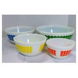Vintage Pyrex mixing bowls w/different colored