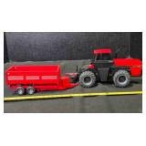 Ertl model Case International Tractor & Wagon
