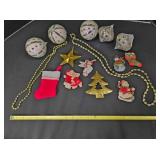 Christmas decorations; 5 magnetic; 2 necklaces