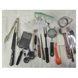 kitchenware; kitchen knife, tongs, measuring cups