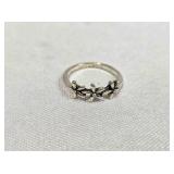 Size 4 ladies ring w/flower motif