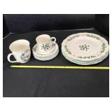 Nikko Festive Holly dinnerware; 4 plates (10½")