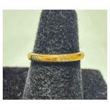 18K Gold Band w/little vertical lines size 5.25