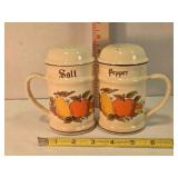 Crockery salt & pepper shakers, 4ï¿½" tall