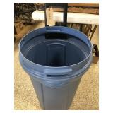 Rubbermaid Roughneck 20 gall Trash Can w/Wheels