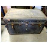 Vintage Trunk w/Tray; Leather Look w/Metal Corners