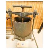 Griswold #6 Fruit & Lard Press