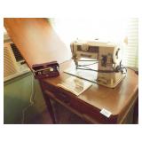 Singer Electric 401 Sewing Machine in Case